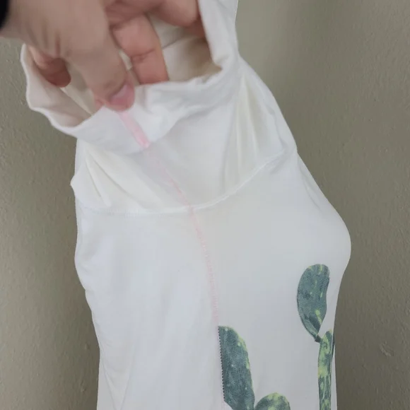Lululemon high low t-shirt Size 4 white and green cactus short sleeve v-neckline - Picture 8 of 12